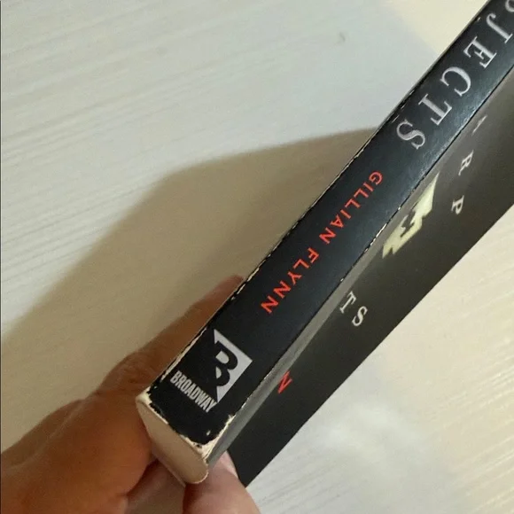 Sharp Objects by Gillian Flynn - Black Cover with Gold Accent - Picture 2 of 3